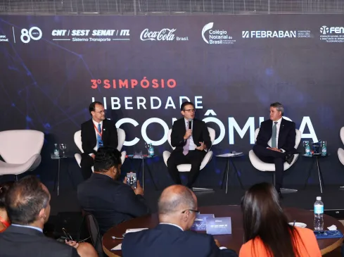 Simpósio idealizado por Efraim é palco de debate por um Brasil mais competitivo com presença do pres. do Banco Central e Hugo Motta.