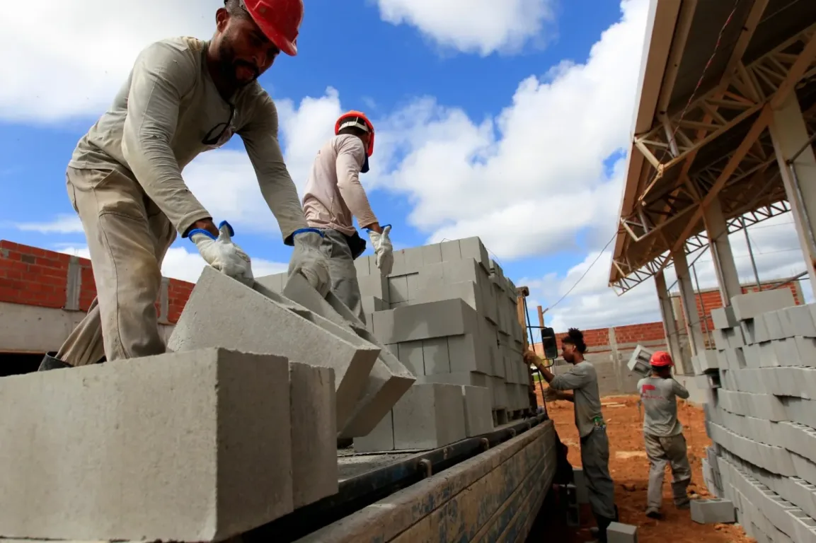 Trabalhadores da construção civil entram em greve por descumprimento de acordo em João Pessoa