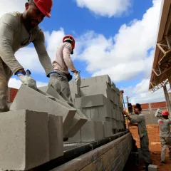 Trabalhadores da construção civil entram em greve por descumprimento de acordo em João Pessoa