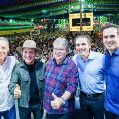 Lucas Ribeiro participa da abertura do São João de Patos ao lado de João Azevêdo e lideranças políticas
