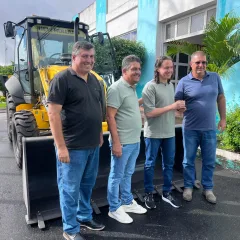 Veneziano entrega retroescavadeira e visita obras que tem recursos seus e da ex-Senadora Nilda Gondim em Alagoa Nova