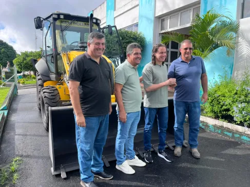 Veneziano entrega retroescavadeira e visita obras que tem recursos seus e da ex-Senadora Nilda Gondim em Alagoa Nova