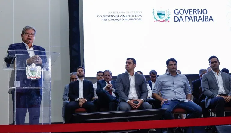Governador João Azevêdo libera R$ 168 milhões em emendas após reunião com deputados da base e da oposição Governador João Azevêdo libera R$ 168 milhões em emendas após reunião com deputados da base e da oposição