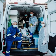 Internada com doença rara no Hospital Metropolitano, jovem é levada para ver o mar em ação de humanização