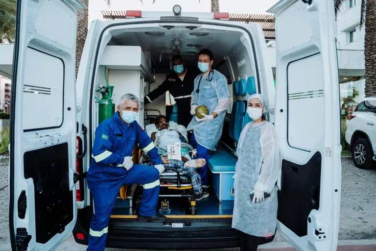 Internada com doença rara no Hospital Metropolitano, jovem é levada para ver o mar em ação de humanização