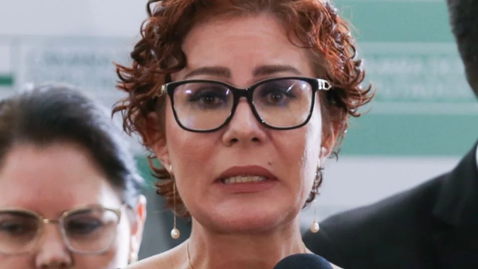 Após condenação, Carla Zambelli é procurada pela polícia italiana Após condenação, Carla Zambelli é procurada pela polícia italiana