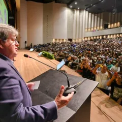 João Azevêdo premia 100 melhores escolas Referência em Aprendizagem e recebe reconhecimento por avanços na Educação paraibana
