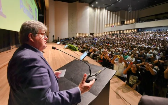 João Azevêdo premia 100 melhores escolas Referência em Aprendizagem e recebe reconhecimento por avanços na Educação paraibana