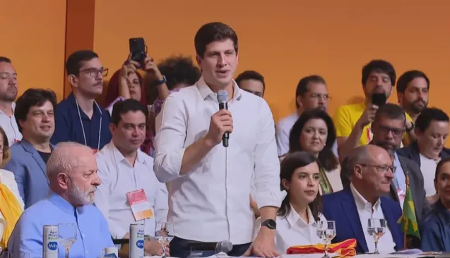 João Campos é oficializado presidente do PSB em evento com presença de Lula e Hugo Motta