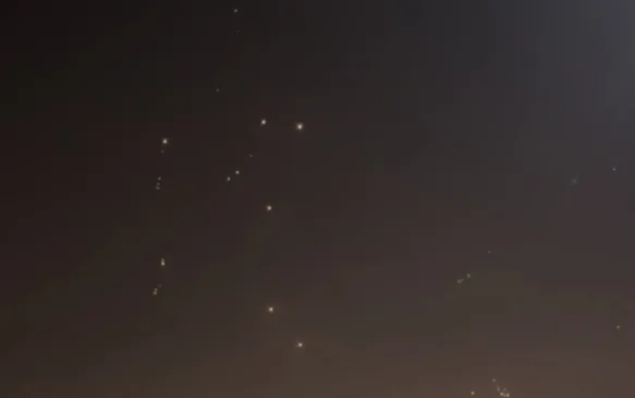 Visão do céu de Doha, no Catar, após lançamento de mísseis. 