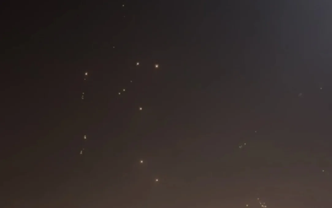 Visão do céu de Doha, no Catar, após lançamento de mísseis. 