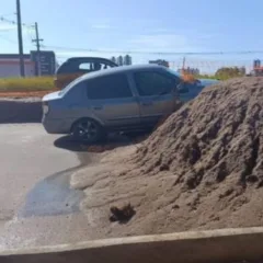 Motorista bate em barreira e carro atola na BR-230 sentido João Pessoa a Cabedelo