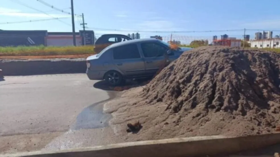 Motorista bate em barreira e carro atola na BR-230 sentido João Pessoa a Cabedelo