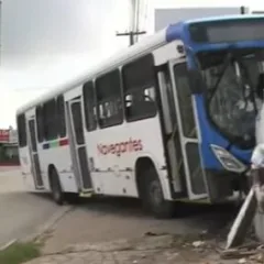 Ônibus desgovernado colide com muro de prédio em João Pessoa