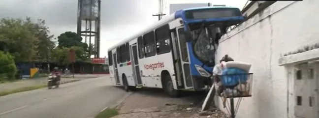 Ônibus desgovernado colide com muro de prédio em João Pessoa