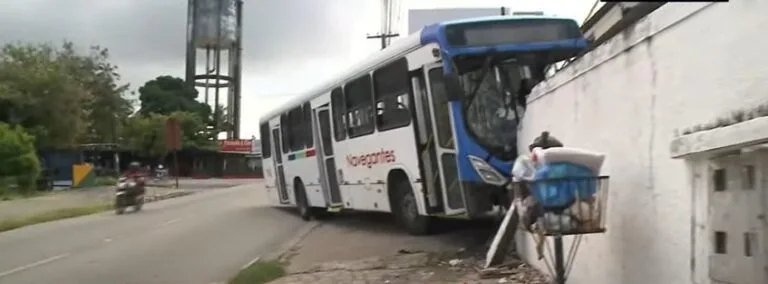 Ônibus desgovernado colide com muro de prédio em João Pessoa