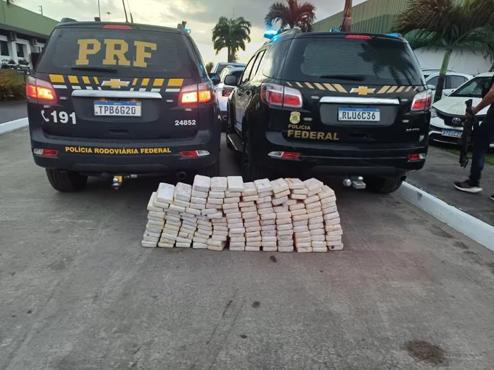Droga escondida em fundo falso: PRF e PF interceptam carga de 162 kg de cocaína na Grande João Pessoa