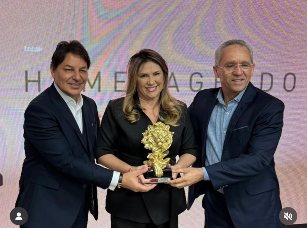 Prefeita de Cajazeiras é a única gestora a receber o Troféu Leão Dourado na categoria 'Novos Gestores que Surpreendem'