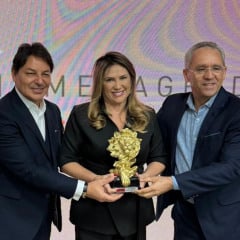 Prefeita de Cajazeiras é a única gestora a receber o Troféu Leão Dourado na categoria 'Novos Gestores que Surpreendem'