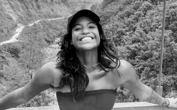 Corpo de Juliana Marins chega ao Brasil seis dias após ser resgatado na Indonésia; nova autópsia será realizada no Rio