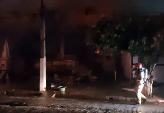 SUSTO: Incêndio atinge supermercado em Pedras de Fogo