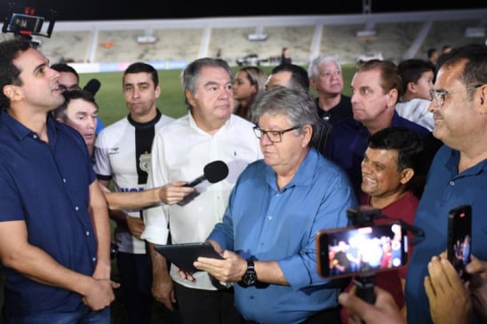 João Azevêdo entrega novo sistema de iluminação do Amigão e destaca modernização dos estádios paraibanos