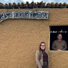 Galdino visita Caetés, terra natal de Lula e posa para fotos em réplica da casa da mãe do Presidente