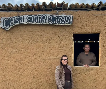 Galdino visita Caetés, terra natal de Lula e posa para fotos em réplica da casa da mãe do Presidente