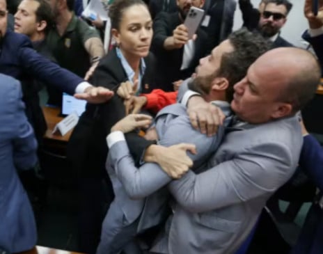 "Deputado vagabundo": Com mandato suspenso, Janones vira alvo de insultos de Cabo Gilberto