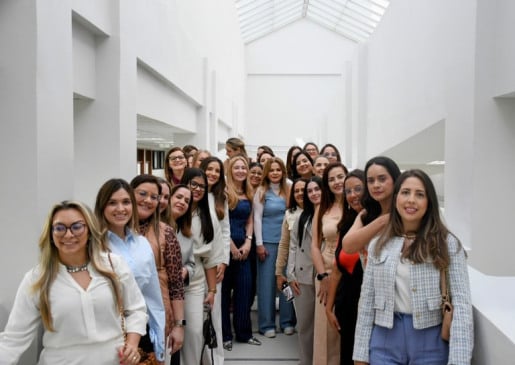 Primeira-dama participa de encontro com mulheres que colaboraram para a concretização do Hospital da Mulher