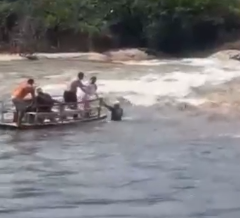 SUSTO: Embarcação com turistas quase vira após ser arrastada por correnteza no Litoral Sul - VEJA O VÍDEO