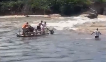 SUSTO: Embarcação com turistas quase vira após ser arrastada por correnteza no Litoral Sul - VEJA O VÍDEO