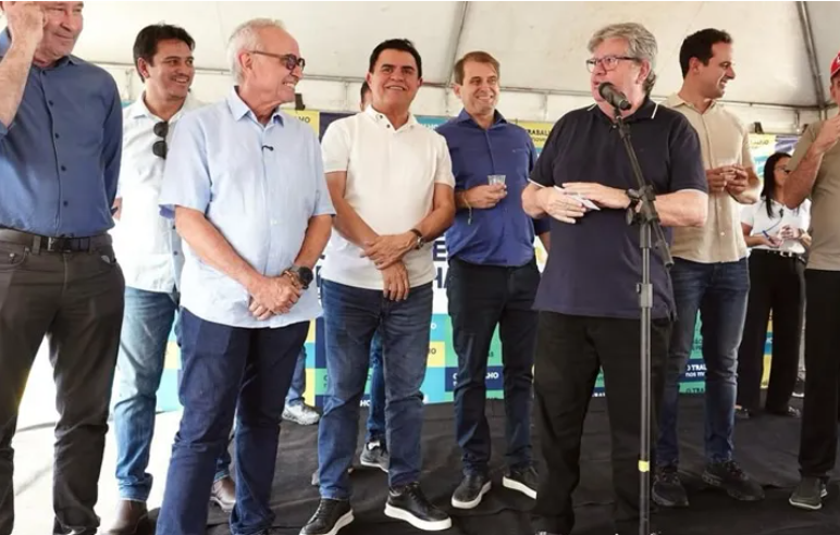 Ao lado de Chico Mendes e Bal Lins, João Azevêdo entrega obra de restauração da PB-400 que liga São José de Piranhas a Cajazeiras