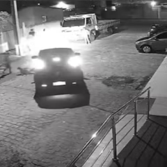 IMPRUDÊNCIA: Motorista de aplicativo atropela e não socorre criança que brincava na rua no bairro do Rangel - VEJA O VÍDEO