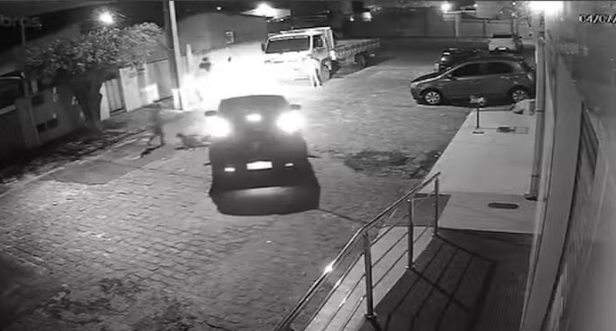 IMPRUDÊNCIA: Motorista de aplicativo atropela e não socorre criança que brincava na rua no bairro do Rangel - VEJA O VÍDEO