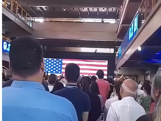 INUSITADO: Hino americano é executado durante inauguração de complexo em Minas Gerais - VEJA O VÍDEO