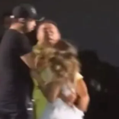 CONFUSÃO: Fã invade palco e derruba Walkyria Santos durante show em São Bento - VEJA O VÍDEO