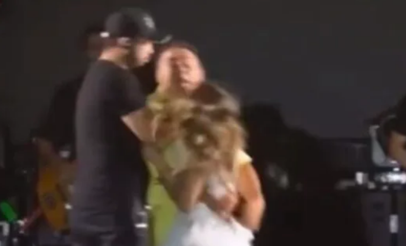 CONFUSÃO: Fã invade palco e derruba Walkyria Santos durante show em São Bento - VEJA O VÍDEO