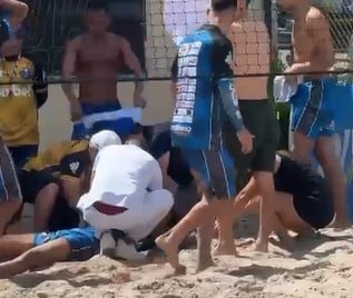 Dr. Jhony Bezerra salva vida de atleta durante campeonato de futevôlei em Campina Grande; assista