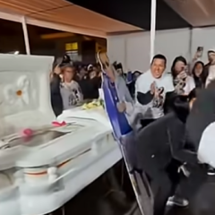 Viúva viraliza ao rebolar diante de imagem do marido falecido durante velório; veja vídeo