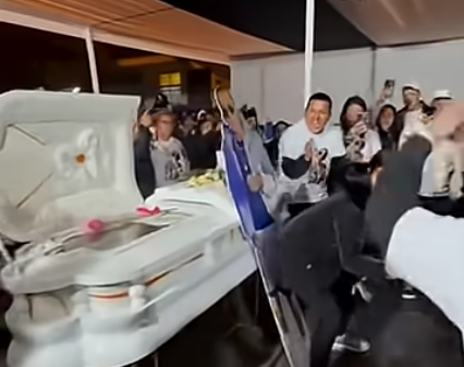 Viúva viraliza ao rebolar diante de imagem do marido falecido durante velório; veja vídeo