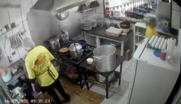 Panela de pressão explode e atinge rosto de cozinheira; veja vídeo