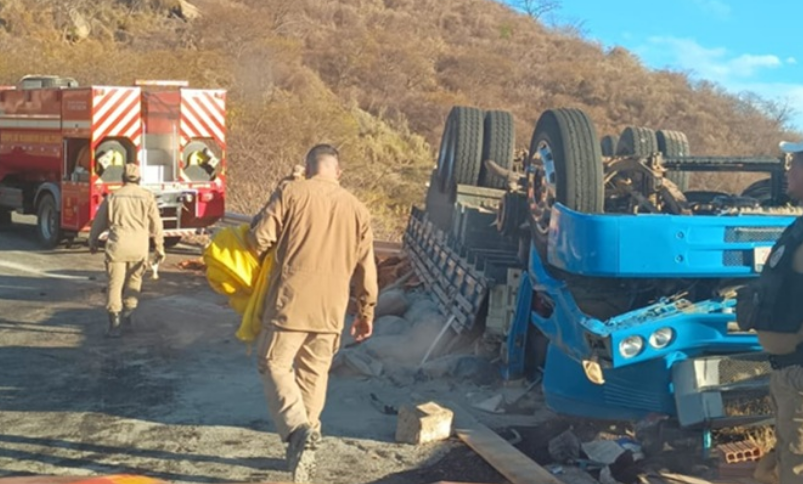 TRAGÉDIA: Caminhão carregado de cimento e tijolos tomba e deixa duas vítimas fatais na Serra do Teixeira TRAGÉDIA: Caminhão carregado de cimento e tijolos tomba e deixa duas vítimas fatais na Serra do Teixeira