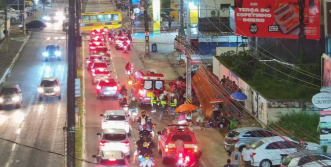 Colisão entre motos derruba parada de ônibus e deixa cinco feridos em João Pessoa