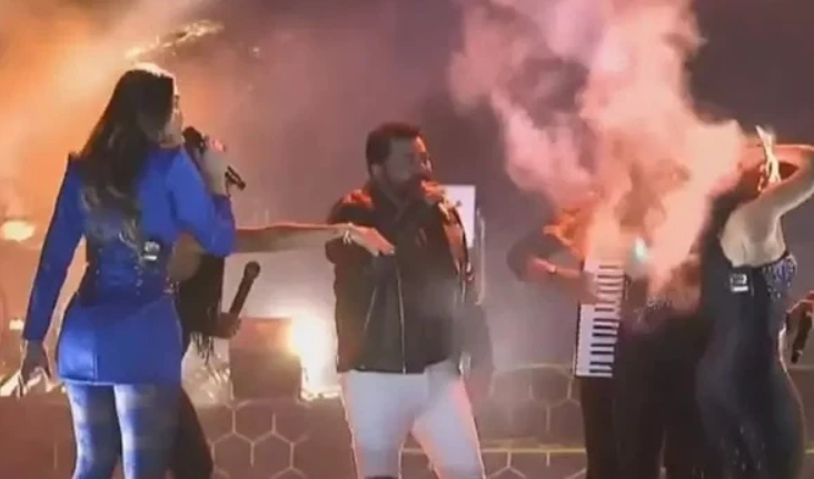 Backing vocal da banda Limão com Mel tem cabelo atingida por fogo durante show em Pernambuco; veja vídeo
