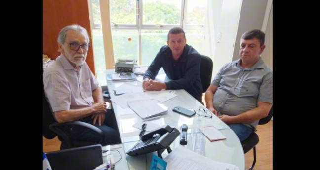 Prefeito Chicão Bernardo discute construção de via de acesso para Serra Redonda com técnicos do DER
