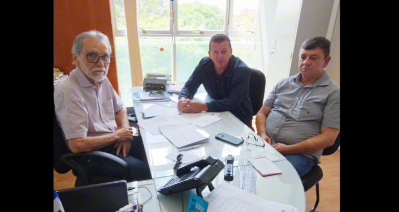 Prefeito Chicão Bernardo discute construção de via de acesso para Serra Redonda com técnicos do DER