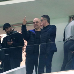 Horas após sanções, Moraes vai ao estádio e faz gesto obsceno após brincadeira com torcedor