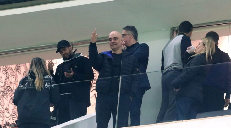 Horas após sanções, Moraes vai ao estádio e faz gesto obsceno após brincadeira com torcedor