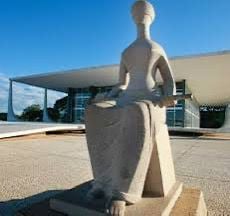 É tudo tão estranho - Por Ronaldo Cunha Lima Filho